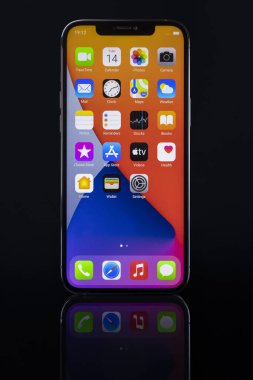 Galati, Romanya - 14 Ekim 2021: - Yeni Apple iPhone 12 Pro Max grafit renginin stüdyo çekimi, siyah arkaplanda ön ekran izolasyonu. İllüstrasyon Editörü