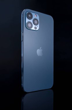 Galati, Romanya - 14 Ekim 2021: Apple 'ın yeni iPhone 12 Pro maksimum mavi renkli stüdyo çekimi, Apple logosuyla arka plan. Siyah cam arka planda izole et. İllüstrasyon Editörü