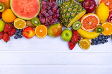 Sağlıklı yemek için çeşitli taze meyveler. Karpuz, ananas, elma, armut, çilek, kivi, limon, portakal, üzüm, yabanmersini, nar, mango, muz..