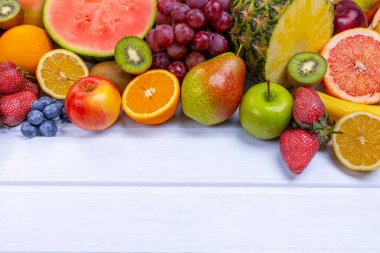 Sağlıklı yemek için çeşitli taze meyveler. Karpuz, ananas, elma, armut, çilek, kivi, limon, portakal, üzüm, yabanmersini, nar, mango, muz..