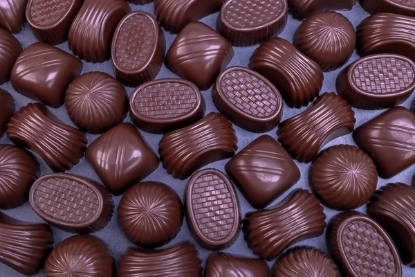 Mörk Choklad Diverse Praliner Svart Bakgrund Kärleksfull Choklad Och Godis — Stockfoto