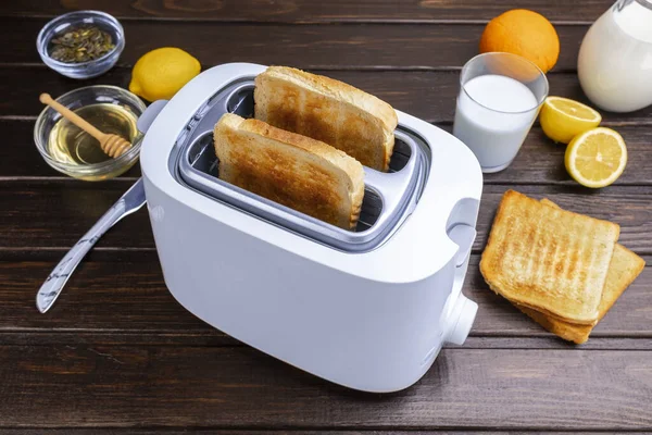 トースターから出てくる偉大なトーストのスライス 健康的な朝食食品と暖房技術の概念 — ストック写真