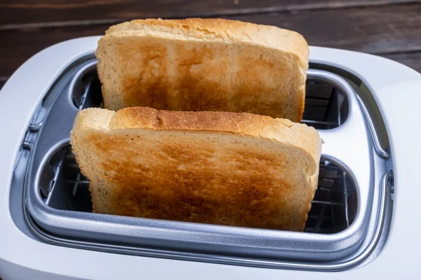 토스터에서 맛있는 토스트 조각들 이에요 식사와 — 스톡 사진