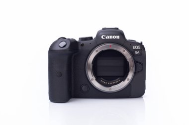 Galati, Romanya - 12 Ekim 2021: Canon EOS R6 kamera kapatıldığında, sensör tozdan korunmak için kepenk kapanıyor. Canon R6 Beyaz Arkaplanda Tam Çerçeve Aynasız Kamera.
