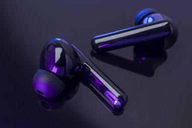 Siyah arka planda kablosuz kulaklık. Kablosuz kulaklık, siyah arkaplanda izole edilmiş..