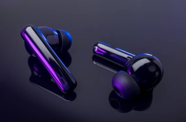 Siyah arka planda kablosuz kulaklık. Kablosuz kulaklık, siyah arkaplanda izole edilmiş..