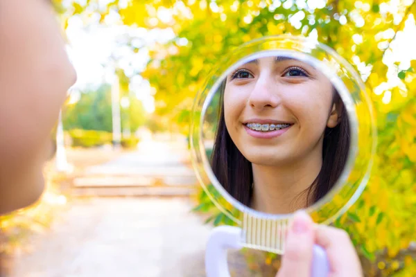 Blank Meisje Met Beugels Kijken Spiegel Buiten — Stockfoto