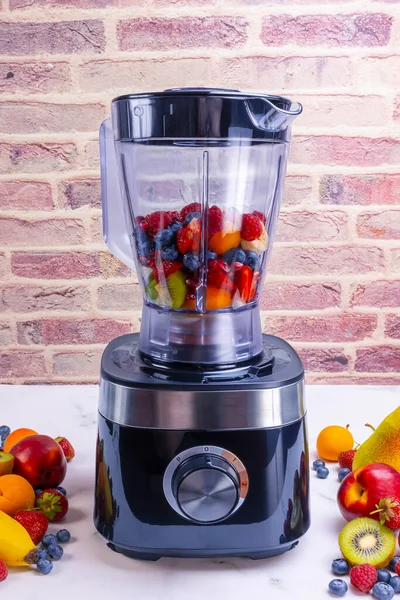 Fresh Fruit Smoothie Blender Preparing Fresh Drink Full Vitamins Healthy — ストック写真