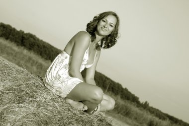 Genç kadın sahada eğleniyor