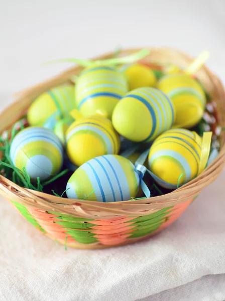 Sepetteki Paskalya yumurtaları — Stok fotoğraf