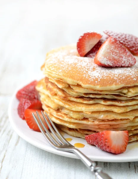 Frisch zubereitete Pfannkuchen mit Erdbeeren — Stockfoto