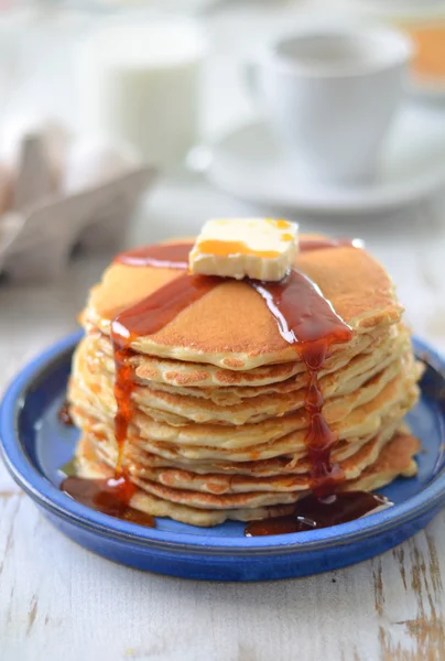 Traditional pancakes with syrup and butter — Stock Photo, Image