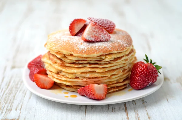 Frisch zubereitete Pfannkuchen mit Erdbeeren — Stockfoto