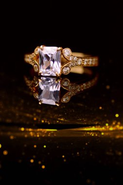 Karanlık arka planda lüks mücevherlere yakın çekim. 