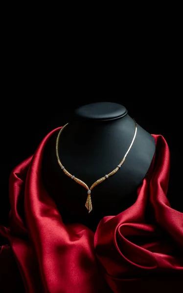Detailní Záběr Luxusní Šperky Tmavém Pozadí — Stock fotografie