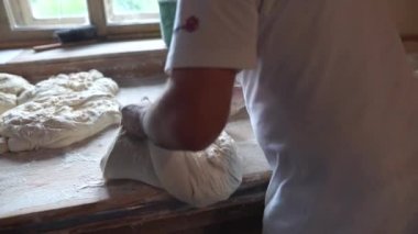 Fırıncı hamur yoğurur ekmeği yavaş çekim