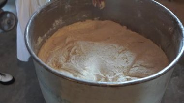 Fırıncı hamur yoğurur ekmeği yavaş çekim