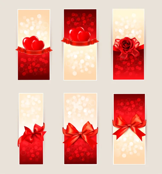 Conjunto de hermosas tarjetas de regalo con lazos de regalo rojos y corazones. Valen. — Vector de stock