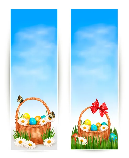 Пасхальные баннеры с пасхальными яйцами в корзине и цветами. Вектор — стоковый вектор