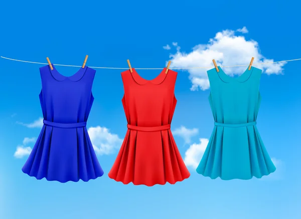Uppsättning färgade klänningar som hänger på ett klädstreck på en solig dag. — Stock vektor