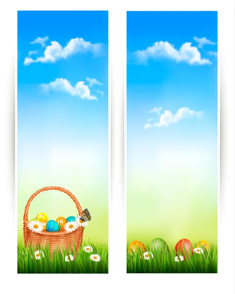 Пасхальные баннеры с пасхальными яйцами в корзине и цветами. Вектор — стоковый вектор