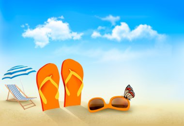 Sahilde flip flop, güneş gözlüğü, plaj sandalye ve bir kelebek. 