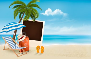 palmiye ağacı, bir fotoğraf ve bir plaj sandalyesi ile plaj. 