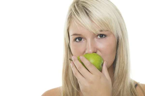 Γυναίκα τρώει ένα πράσινο αχλάδι — Φωτογραφία Αρχείου