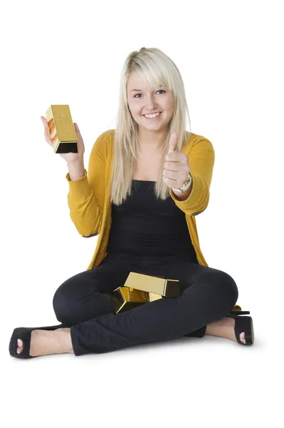 Mujer con barras de oro dando pulgares hacia arriba — Foto de Stock