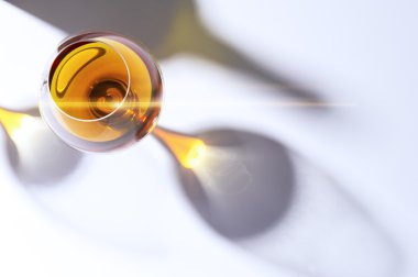 bir yudum içinde parlak sarı konyak