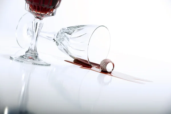 Kristal kadehinin kırmızı şarap döktü — Stok fotoğraf