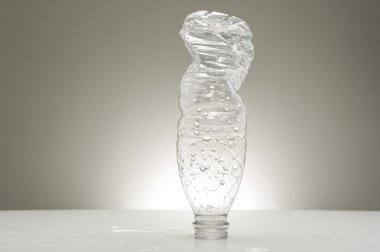 boş geri dönüşümlü plastik su şişesi