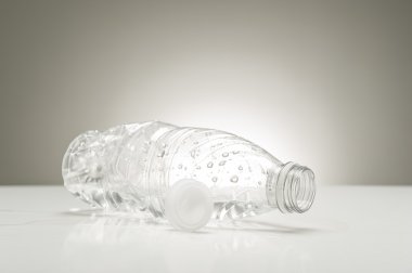 damlacıkları ile açık bir plastik su şişesi