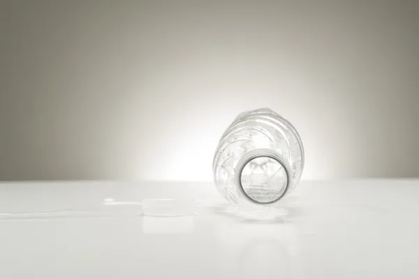 Při pohledu do prázdná láhev od vody — Stock fotografie