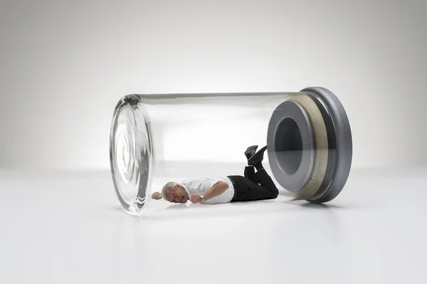 Homem sênior preso em um frasco de vidro — Fotografia de Stock