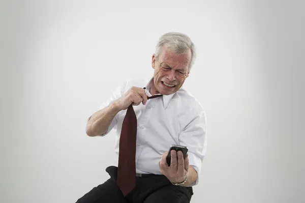 Homme angoissé lisant un message sur un mobile — Photo