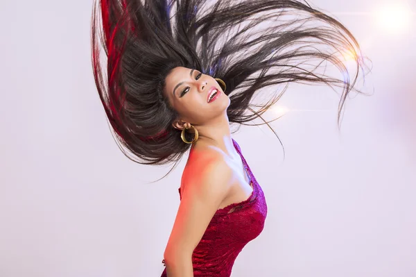 Mulher bonita jogando seu cabelo — Fotografia de Stock
