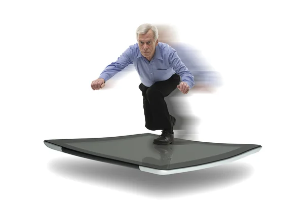Senior zakenman surfen op een tablet-pc — Stockfoto