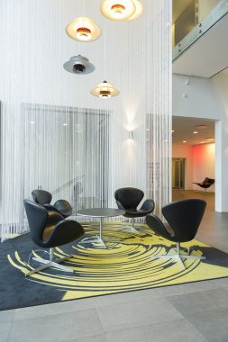 Modern masa ve sandalyeler bir atrium