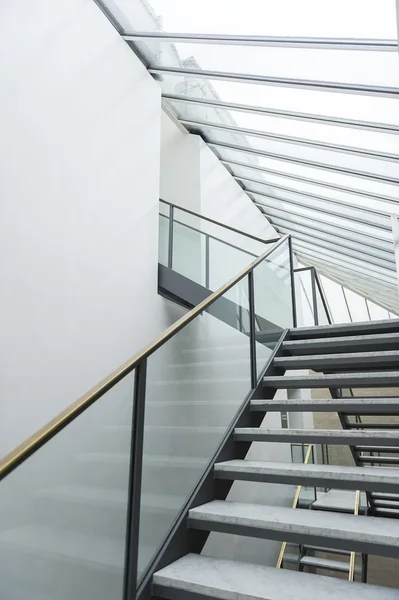 Escadaria moderna que conduz a uma sala de sótão — Fotografia de Stock