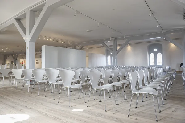 Ряды белых стульев в помещении — стоковое фото