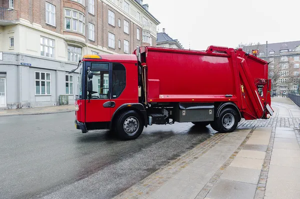 Caminhão de descarte de lixo vermelho Fotografias De Stock Royalty-Free