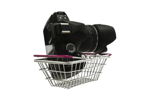 Kamera ostoskorissa — kuvapankkivalokuva