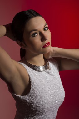 bir gerdanlık giyen güzel egzotik kadın