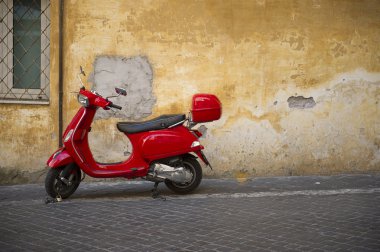 parlak parlak kırmızı vespa scooter