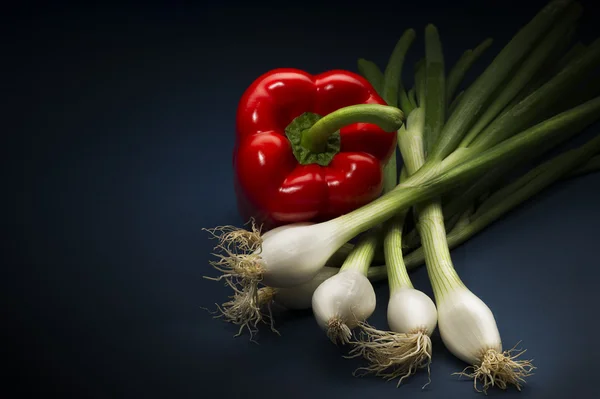 Färska hela röd paprika med vårlök — Stockfoto