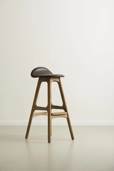 Tabouret de bar en bois moderne avec assise en cuir — Photo