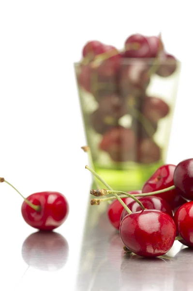 Cerises rouges mûres en vrac sur une surface réfléchissante — Photo