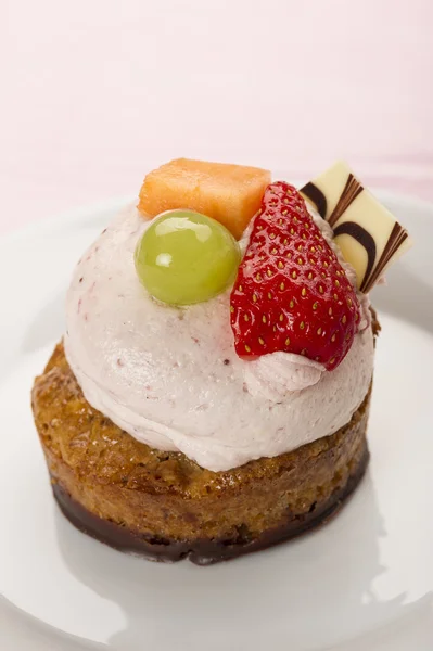 Gourmet creamy dessert topped with fresh fruit — Stock Photo, Image