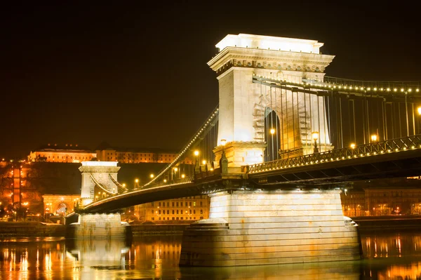 夜、ハンガリー ブダペスト チェーン ブリッジ — ストック写真